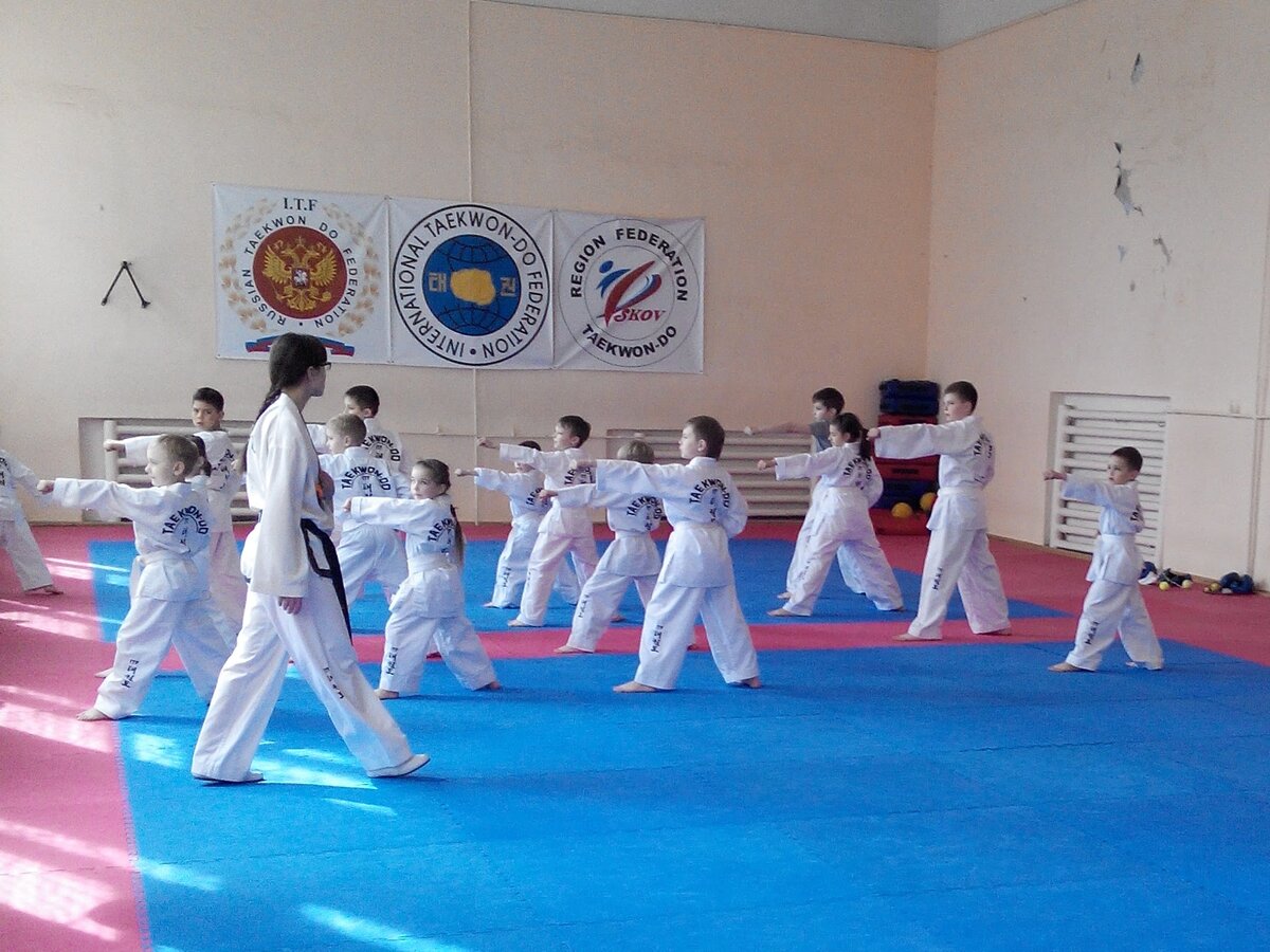 Дети учатся драться