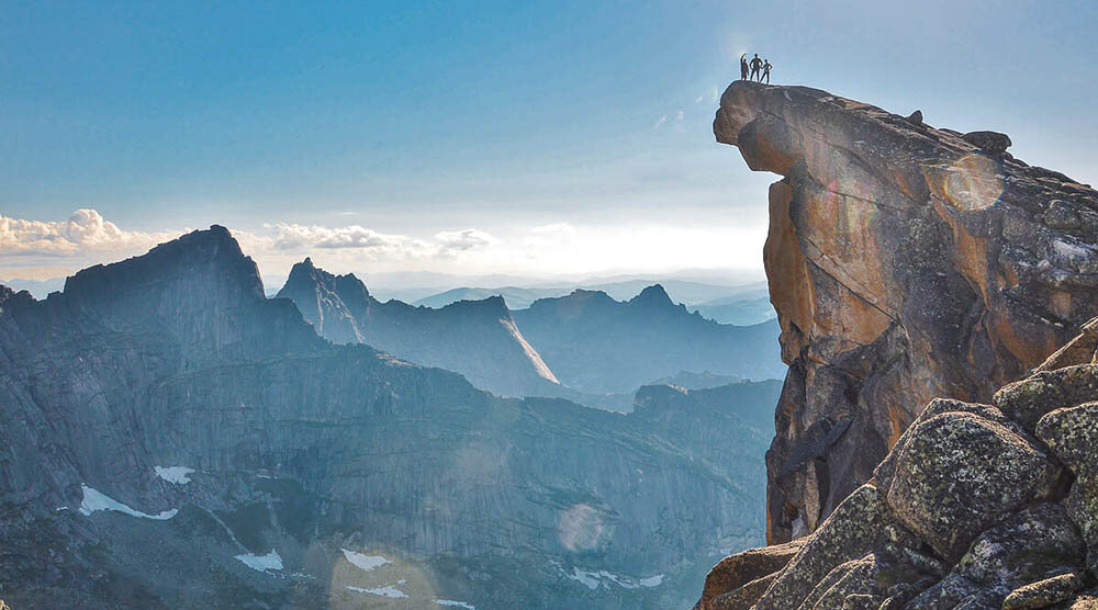 Отдаленные горы видны не четко из-за поглощения и рассеивания света в атмосфере