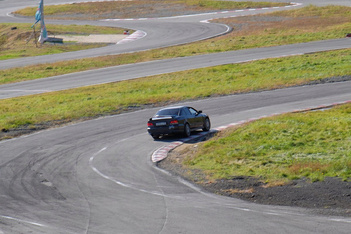 Траектории важны, правильный вход и выход из поворота, а не привод ;)