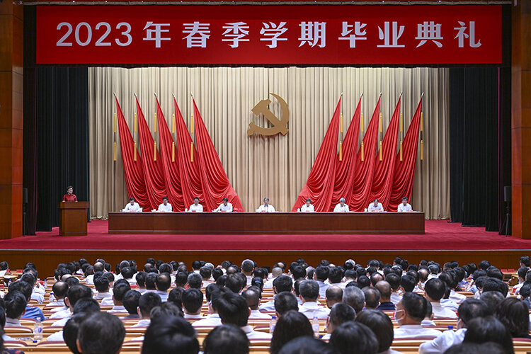    «В китайской политике и общественной жизни было очень много тенденций и признаков, которые указывали на то, что власть Компартии потихонечку слабеет, что идеалы и убеждения людей все сильнее отклоняются от того, что декларирует КПК» Фото: © Zhang Ling / XinHua / www.globallookpress.com