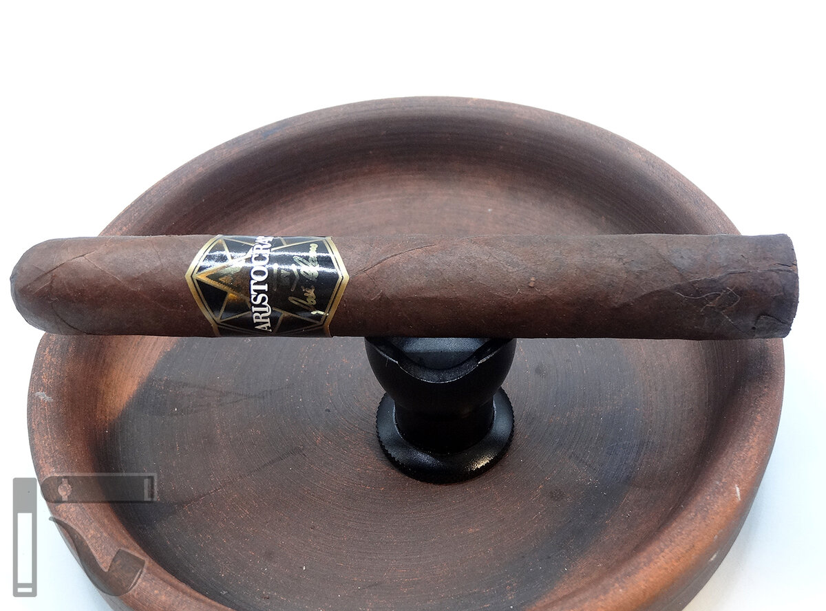 Сигара Aristocrat by Jose Blanco. Фото:©канал "Уголок Курильщика"