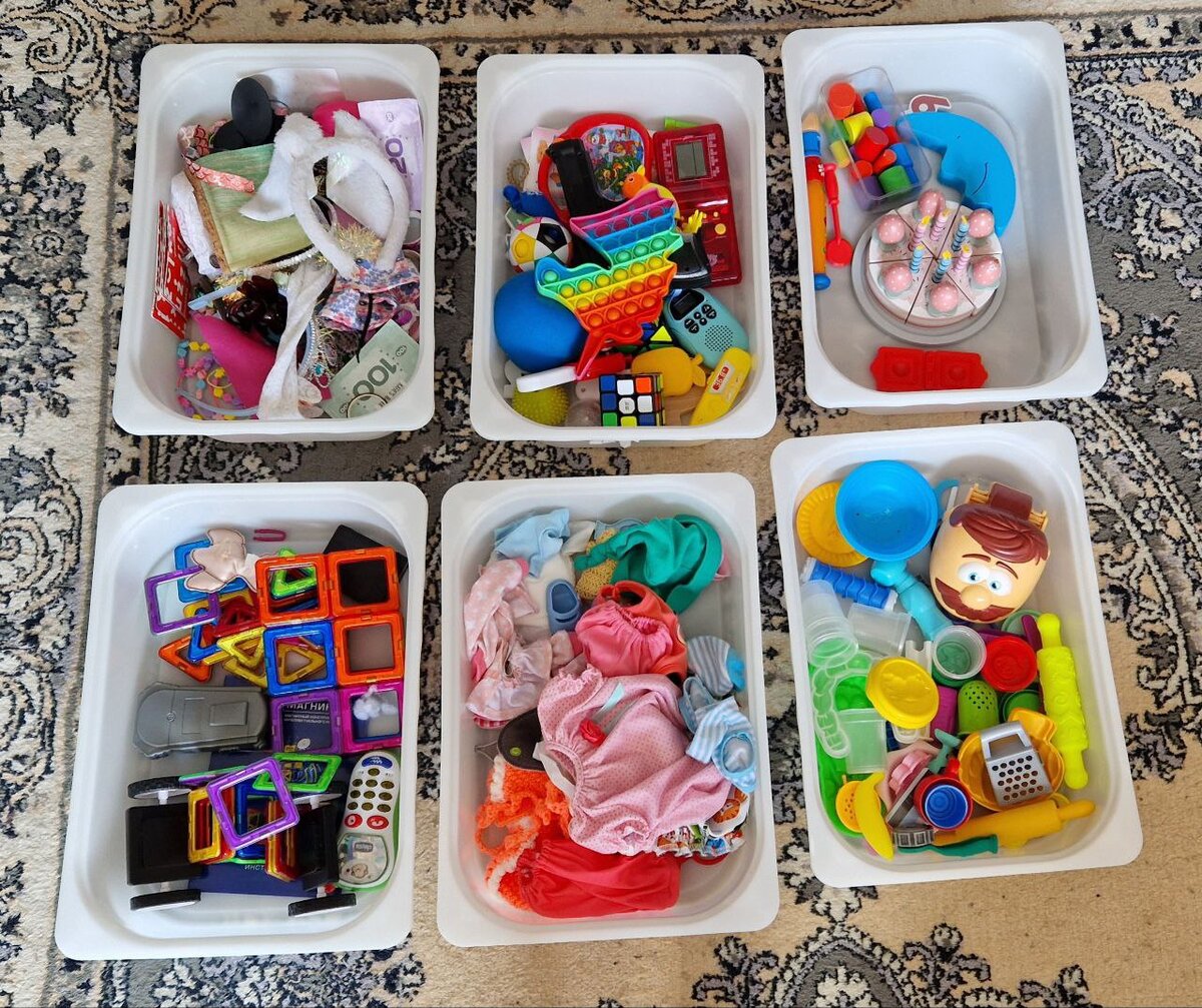 Это ДО. В ящиках просто что-то навалено и не видно какая игрушка лежит на дне контейнера. Ребёнку не хочется копаться и искать что-то.