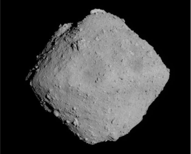 Ryugu имеет характерную форму «волчка»