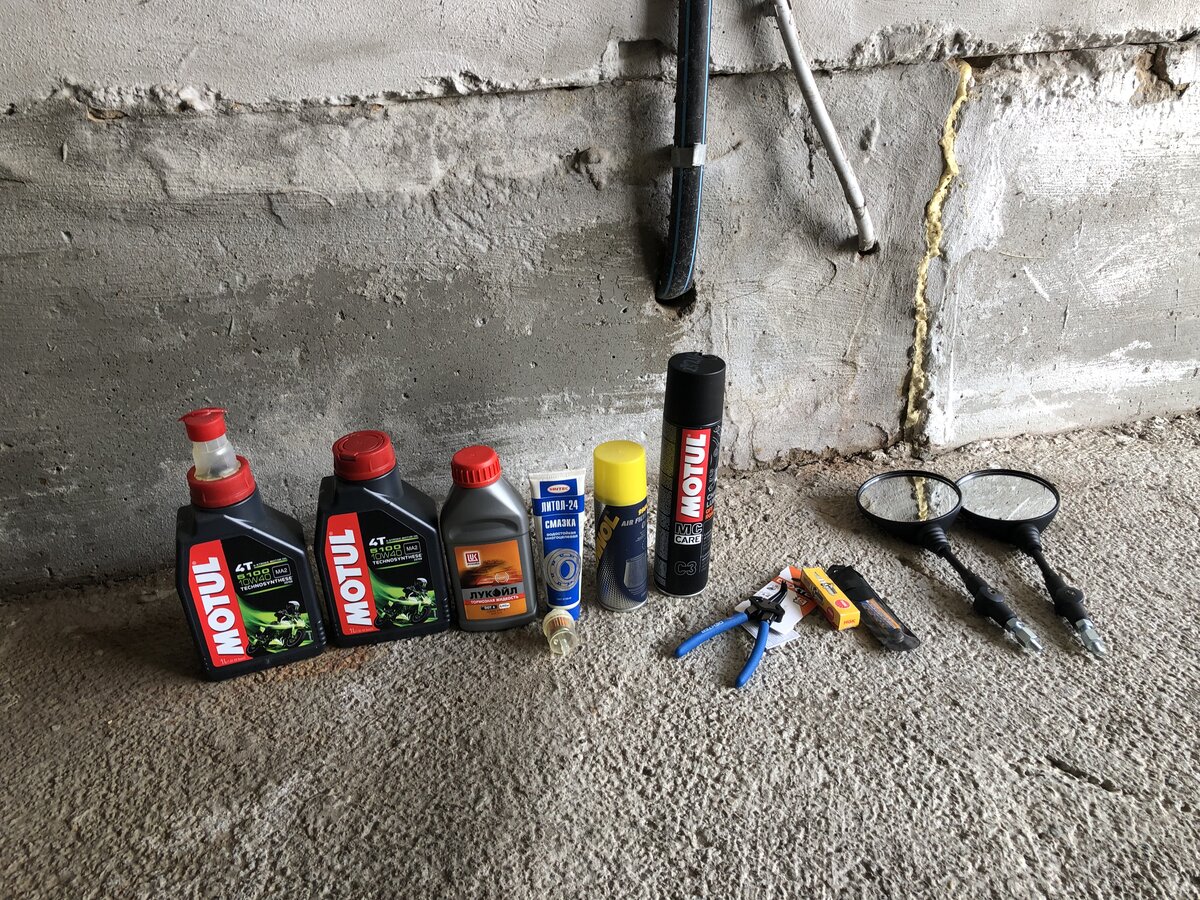 К подготовке мотоцикла к сезону я начал готовиться заранее - зимой накупил необходимые расходники и масла.