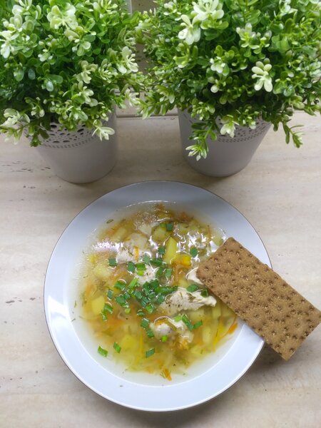 Фотография тарелки с рассольником и ломтиком хлебца