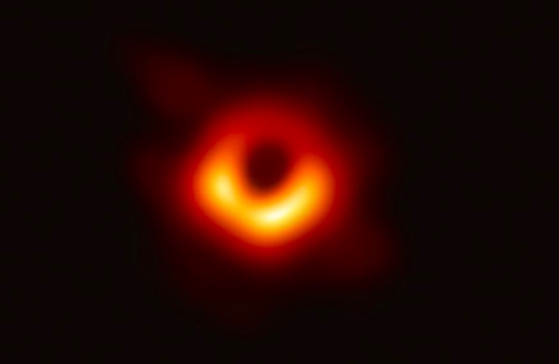 Новая фотография, снятая телескопом Event Horizon Telescope, представляет первый реальный взгляд человечества на черную дыру и может принципиально изменить представление об этих объектах. Возможно, это поможет проверить самые элементарные законы физики.