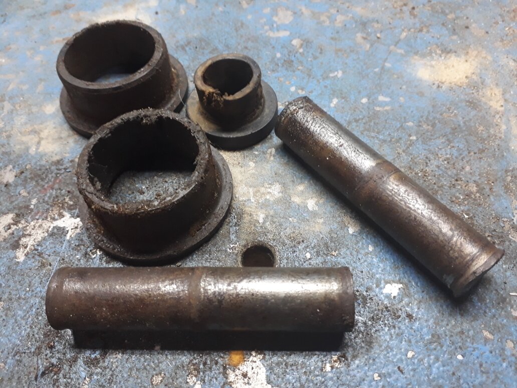 Вот так выглядят старые пальцы рычагов и заводские резиновые втулки