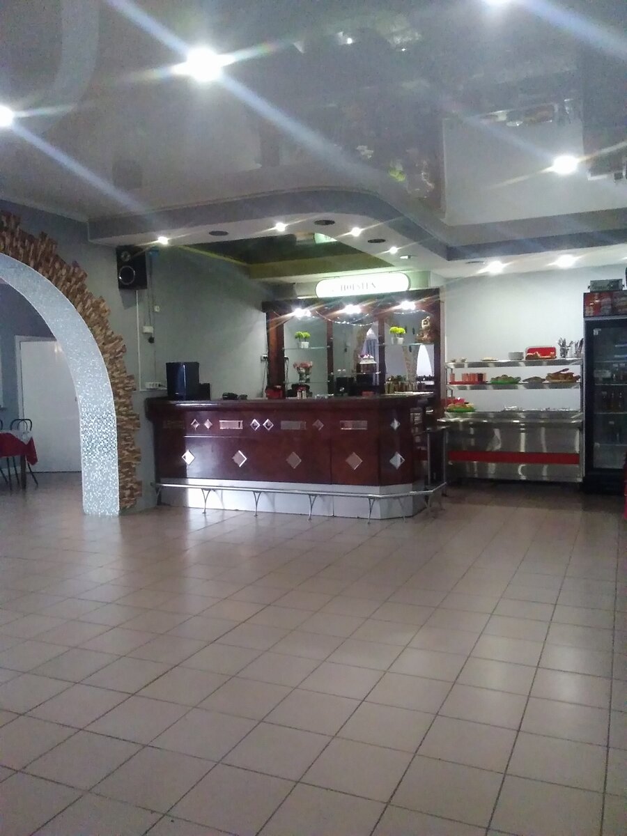 Вы наверно не поверите в то, что здесь по настоящему вкусный пирожок с картошкой стоит толи 12 рублей, толи 15 рублей.