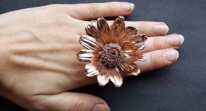 Произвел пробное меднение ложки из алюминия. Приготовил электролит и тут же понял, что в квартире это делать не рекомендуется — крайне токсично! Кислота! Перебрался на балкон, и за четверть часа алюминиевая ложка трансформировалась в медную! Начал думать про подходящее помещение и вспомнил о пустующем гараже сестры. Позвонил, договорился.