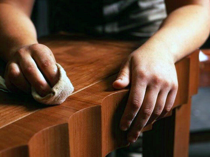 полируем мебель