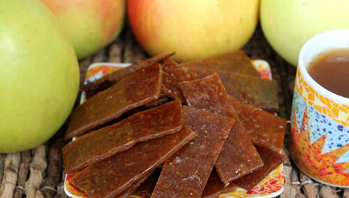 1. Пастила из яблок. Вам  понадобятся: 1-1,5 кг. сладких яблок. Приготовление: нарезаем яблоки,  затем ставим их на огонь и варим до тех пор, пока фрукты не станут  мягкими. Затем делаем яблочное пюре при помощи блендера и еще немножко  его провариваем, постоянно помешивая. Важно: яблочное  пюре должно быть густым, без лишней воды. Готовое пюре нам необходимо  подсушить и для этого мы выкладываем его на противень, застеленный  бумагой для выпечки. Аккуратно разравниваем его (толщина слоя не должна  быть более 5-6 мм. иначе блюдо будет сохнуть намного дольше). Затем  отправляем пастилу в духовку сушиться (при температуре 100 градусов).  Сушится пастила примерно 4-8 часов. После того, как пастила станет  сухой, нарезаем ее квадратиками и можно наслаждаться полезным и вкусным  блюдом, которое отлично подойдет для чаепития!