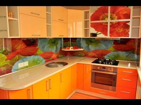 Типо и цветочки подобраны: ведь на фартуке и на фасаде над вытяжкой повторяется рисунок, но вот смотрится всё как-то колхозно: много цвета, всё яркое и кричащее.