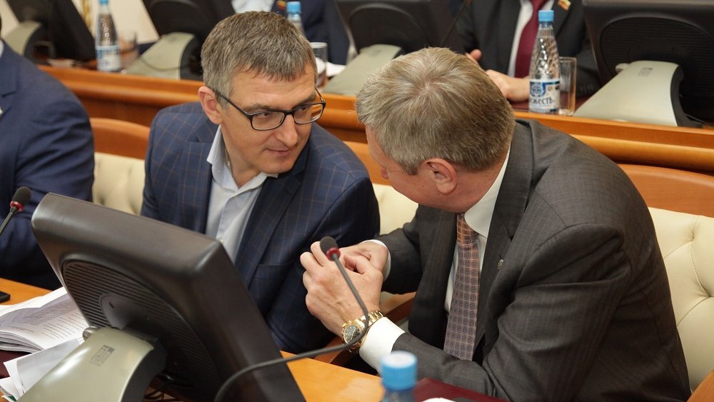 Фото взято с сайта https://newdaynews.ru  Справа Дмитрий Фролов. Не знаю, правда или нет, что часы такие дорогие. Или просто сплетни