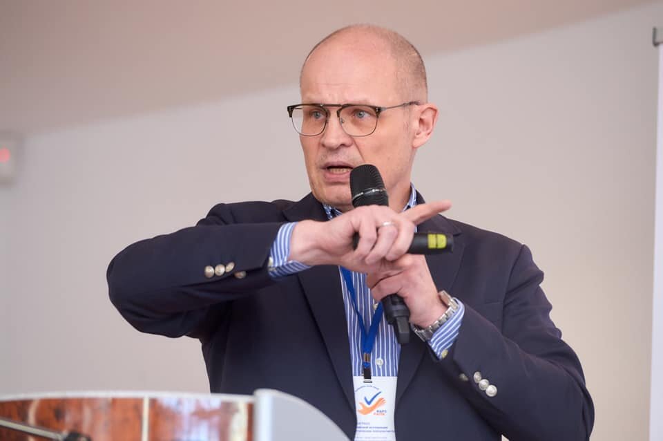 В Красноярском крае разгорелся конфликт между краевым правительством и Счетной палатой из-за аренды 5 млн га лесных угодий по льготным условиям. Политолог Виктор Потуремский считает, что ситуация негативно скажется на оценках деятельности краевой власти.