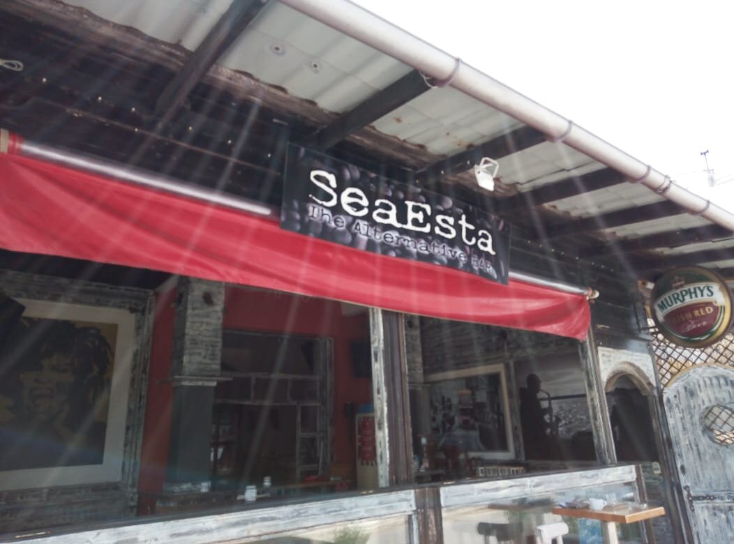 Кафе в городке Неа Эпиватес на побережье Средиземного моря