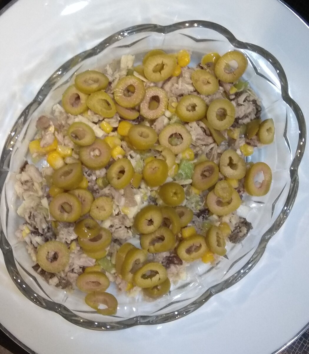 Легкий салат с сушеными лесными грибами и оригинальной заправкой. Особенно хорош зимой, когда уже начинаем  скучать по теплу и солнышку и так хочется почувствовать летние ароматы.