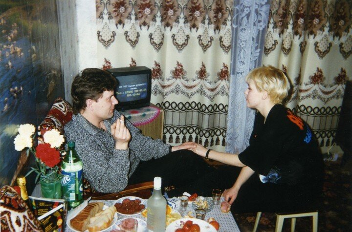 Юрий Клинских и Ольга Самарина держутся за руку.