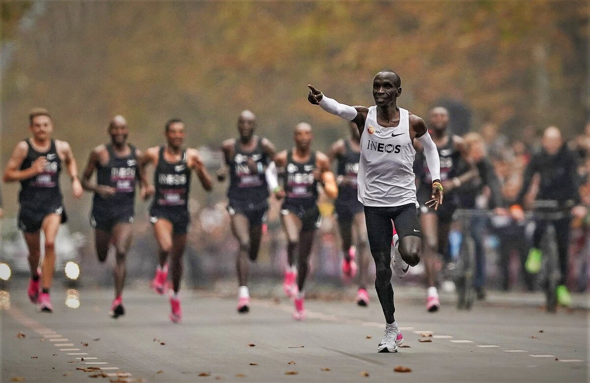 Элиуд Кипчоге на финише знаменитого забега.