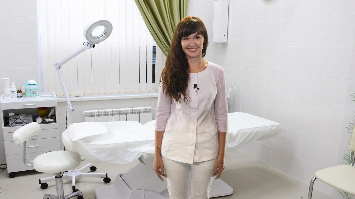 Юлиана Шиян. Врач-косметолог у себя в кабинете