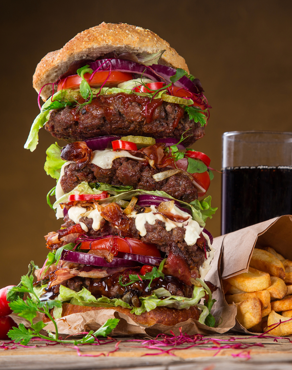 Источник фото: https://s1.1zoom.me/b4240/233/Fast_food_Hamburger_French_fries_Drinks_Highball_512223_2048x2732.jpg