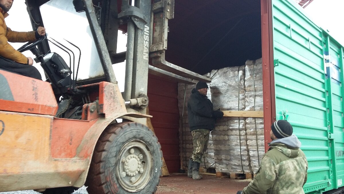 Погрузка брикетов для транспортировки