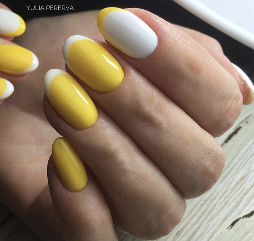 Френч с желтой основой и белыми полосками на овальной форме