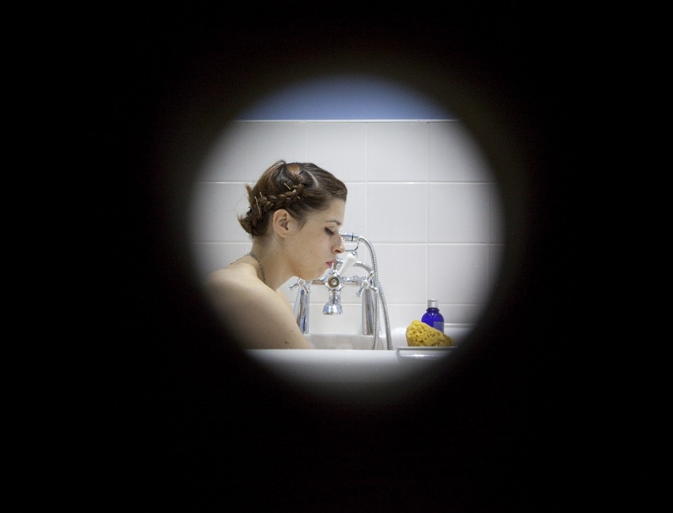 Было ли с вами хоть раз такое, что, выглянув в окно, в соседнем доме вы увидели переодевающуюся соседку/соседа, и не хотели отрывать взгляда? Или, например, посещали ли вас мысли о сексе в общественном месте? Конечно, с большинством из нас могло случиться такое и мысли посещали, но между фантазиями и желаниями осуществить есть огромная разница, поэтому попробуем разобраться, с чем можем иметь дело. 
Сейчас придется вспомнить немного терминологии. Парафилия - если вкратце, это повторяющееся неестественное сексуальное поведение и влечение. Есть такое определение, как вуайеризм, что является разновидностью парафилии. Вуайеризм охватывает многие клинические состояния, некоторые из которых вполне нормальны, а другие - нет. Чем больше выраженность отклонений поведения, тем дела обстоят хуже. При вуайеризме человек наблюдает за другими, ничего не подозревающими людьми, и испытывает при этом сексуальное удовольствие и удовлетворение. То есть если человек знает, что на него смотрят, и вы наблюдаете за ним - это входит в норму сексуального поведения, но если человек остается в неведении, то это меняет все положение вещей. Стоит отметить, что при разовом случае бояться нечего, но если это происходит хотя бы раз в шесть месяцев стабильно, стоит уже насторожиться.

Многие вуайеристы для достижения своих целей используют дверные глазки, скрытые камеры, особенно для наблюдения за людьми в ванных комнатах, примерочных и раздевалках. Точно неизвестно, откуда берутся такие желания и фантазии, теорий много, но однозначного ответа нет. Но все теории сходятся на одном факторе - здесь без участия мозга не обходится, и он принимает самое активное участие в развитии парафилий. Одна из версий гласит о том, что на это может влиять психологическая травма детства, другая же - что у человека проблемы с содержанием тестостерона или возможные травмы головы. Но все же стоит рассматривать этот вопрос и с точки биологических факторов, и социальных, и психологических - а не делать акцент на определенную сферу.

Об одном из знаменитых вуайеристов вы должны были слышать хоть раз в жизни, хоть и жил он в 18 веке. Звали его Джакомо Казанова. Он даже в собственных мемуарах писал о том, как подглядывал - конечно, потом многие негодовали и были возмущены.

Опасны ли вуайеристы? Хороший вопрос. Учитывая, что они подглядывают за обнаженными или переодевающимися людьми, но не притрагиваются к ним, то нет. Тем более, раньше, когда не было ни интернета, ни компьютеров, и на видео снимать было довольно проблематично, не говоря даже о слежке - человек мог даже и не узнать, что за ним следили. Но если брать еще в расчет тот факт, что прогресс дошел до того, что вас спокойно могут снять на различную технику для видеонаблюдения, то да - вуайеристы становятся вполне опасными, не для вашего здоровья, конечно.