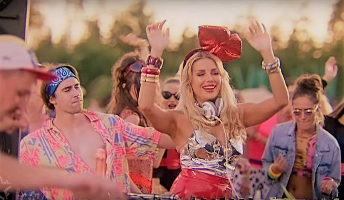 DJ Екатерина Гусева в клипе «Ибица».