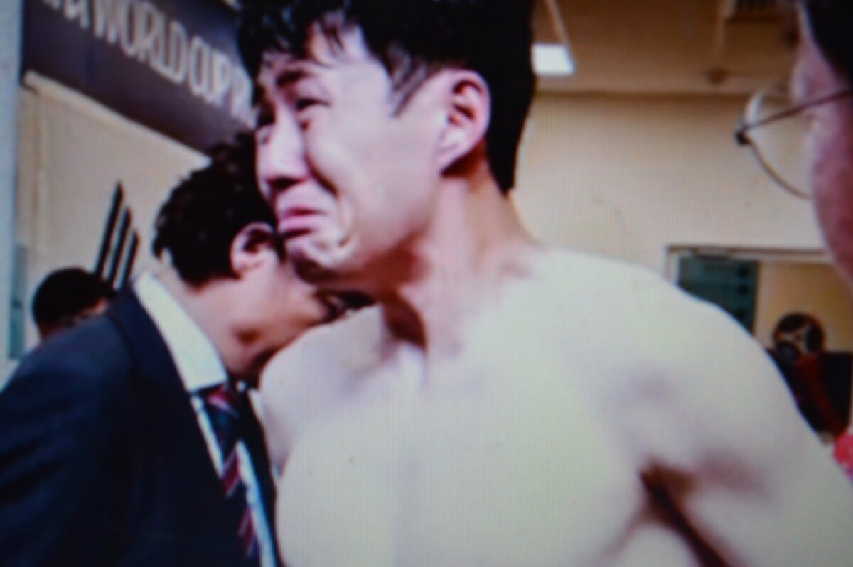 В раздевалке Сон Хэн Мин был безутешен  -все понимали,что он не хотел такого исхода.