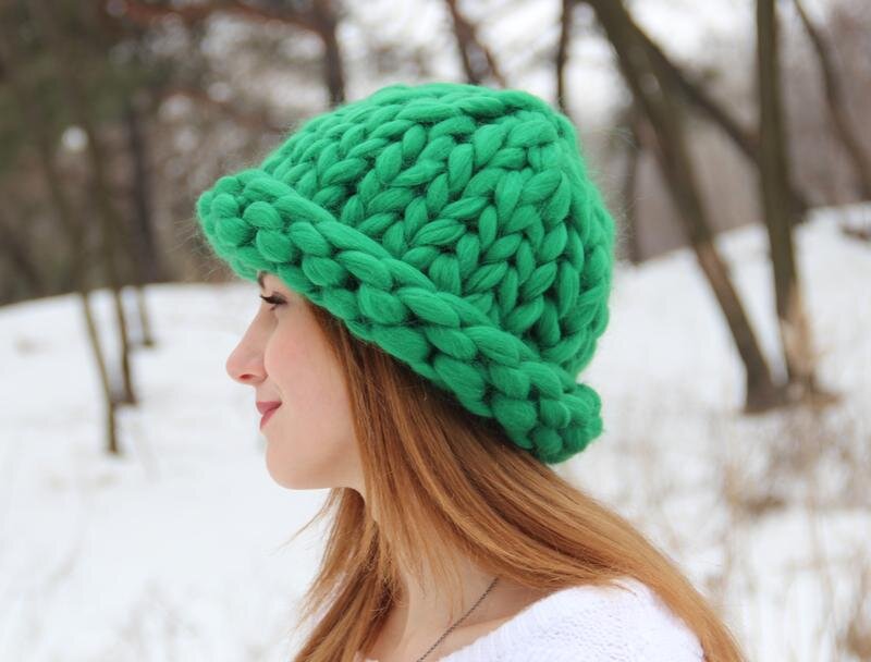Девушка в зеленой шапке