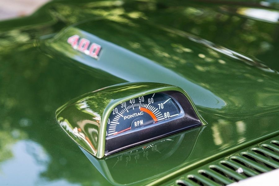 Шикарный капот Pontiac Firebird 1968 года, с двигателем Ram Air. 
Фото с сайта dailyherald.com