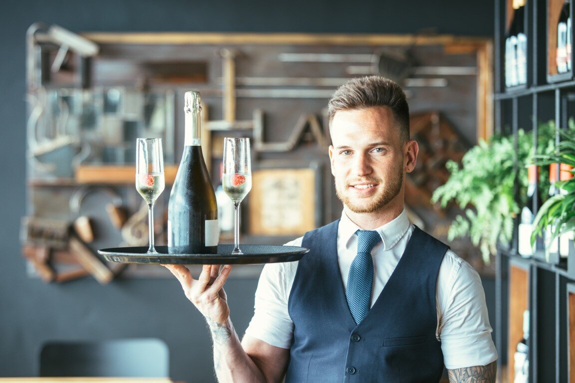 Доход хороших официантов на 80% состоит из чаевых, но с ростом популярности карт эта часть заработка снижается. Индустрии гостеприимства нужны новые решения.