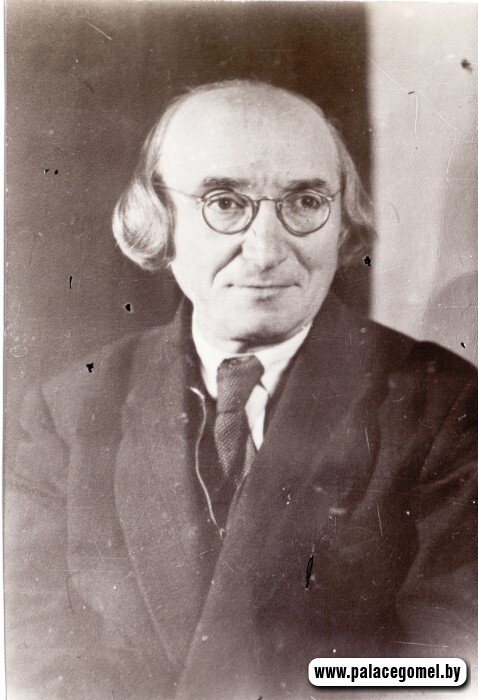 Первый директор музея Исаак Маневич
