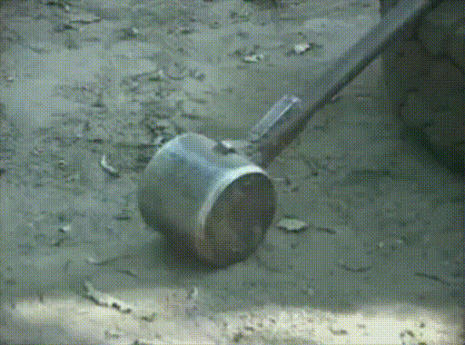 Федор работает с кувалдой