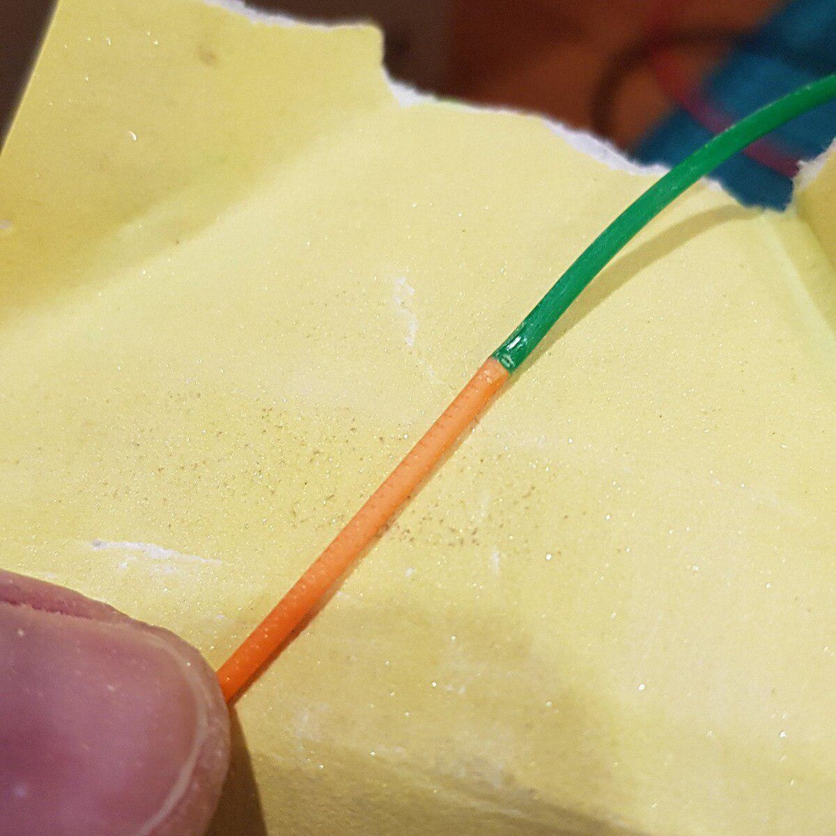 Обрабатываем шкуркой и следим чтобы диаметр в месте стыка был не больше диаметра прутка. В данном случае 1.75мм