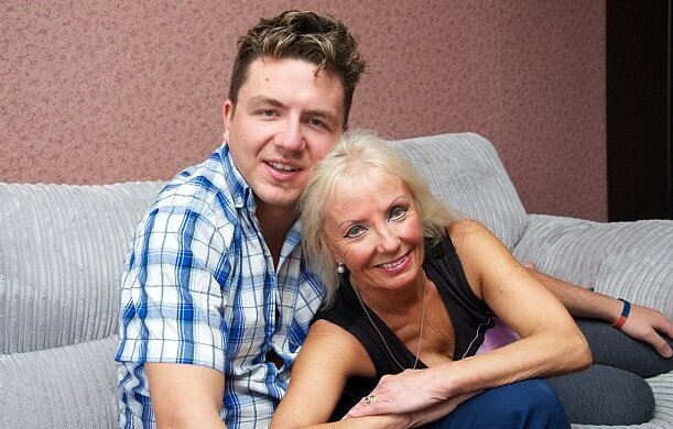 Moms love cocks. I love your mom футболка. Футболка i love my mom. Молодой парень со взрослой. Moms love cocks.