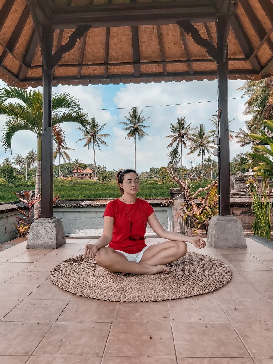 Бали. Начало.
⠀
Многие, как и я мечтают попасть на таинственный и желанный остров. Но часто он кажется недоступным и очень далёким. Но это все наши ограничения. Правда!
⠀
Билеты в оба конца можно купить в районе 30 тысяч рублей. Это с вылетом из Москвы. Если рассматривать другие города, то добавляйте ещё тысяч 10.
⠀
О том, как купить самые дешёвые авиабилеты напишу один из ближайших постов.
⠀
Продолжим.
⠀
✔️ Меня сильно скосила акклиматизация. Разница во времени +5 часов. Тёплый, влажный климат. Поэтому не делайте, как я. Позвольте организму привыкнуть и перестроиться. Высыпайтесь. Опытные путешественники сказали, что 1час разницы компенсируется в течении 1 дня. То есть нам потребуется 5 дней, чтоб прийти в себя. От отёков, которые меня настигли, рекомендовали аспирин. Но я с таблетками не дружу, поэтому просто пью много воды, сходила на массаж.
Поэтому ехать на 10 дней - маловато.
⠀
✔️ Обязательно возьмите Мезим. Желудок гуляет во все стороны.
⠀
✔️ Страховка!!!! Оформите в России обязательно. Здесь отдых травмоопасный. Мотобайк, серфинг, еда, множество животный, джунгли, змеи, скалы - ну вы меня поняли👍.
Я, как всегда, посоветую оформить мультивалютную карту Тинькофф - они бесплатно дают год страхования жизни в путешествии (экономите от 10 до 40 тысяч рублей на этом👍). Заказать можете по ссылке у меня в шапке профиля.
⠀
✔️ Здесь мы миллионеры💰. 1 миллион индонезийских рупий = примерно нашим 4500 рублей. Рубли с собой не везите. Доллары и деньги на карте. Здесь везде комиссии при оплате картой, поэтому я снимаю на личку с минимальной комиссией. Угадайте, с какой карты?))
Сбер, кстати, блокирует частенько карты своих клиентов. Предупредите их, что собираетесь в поездку.
⠀
✔️ Общественного транспорта здесь нет. Только такси и байки. Просто запомните это.
Пешком не вариант. Очень большие расстояния даже в пределах одного района и населённого пункта.
⠀
✔️ Гугл транслейт. Русский тут не знают. Нужно базовое знание английского. В противном случае учитесь играть в Крокодила и объясняться жестами) чем я и занимаюсь 🤣🙈
⠀
Делитесь секретиками, кто уже был и задавайте вопросы, кто только планирует👍🤩