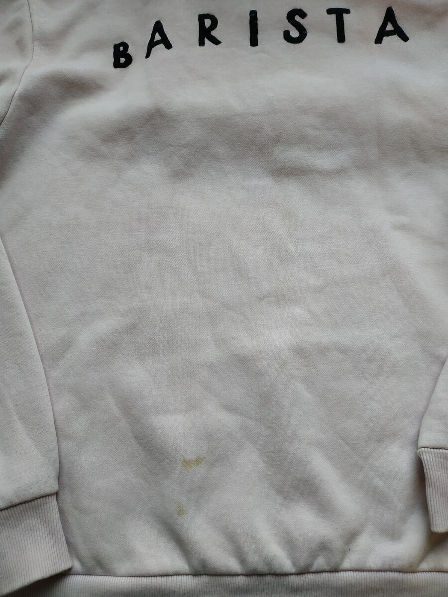 внизу у толстовки два кофейных пятна