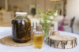 Рассмотрим несколько популярных и действенных способов и рецептов, что-бы устранить  запахи в самогоне.Сейчас многие увлеклись приготовлением домашнего алкоголя, ведь это не требует больших материальных трат. Большой плюс самогоноварения в том, что приготовив спиртное самостоятельно, можно быть уверенным на 100% в его качестве. Существуют определенные правила, чтобы получить алкоголь высшего качества, нужно соблюдать технологию. Облагораживание самогона, является одним из важных шагов в производстве домашнего алкоголя. Поговорим об избавлении от запахов. Как очистить самогон от запахов и что для этого нужно делать?