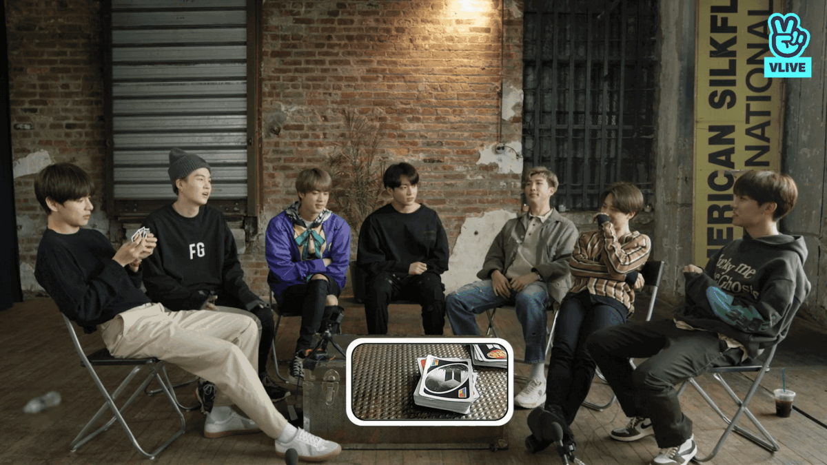 Победитель с торжествующим видом кладёт свою последнюю карту в стопку)))