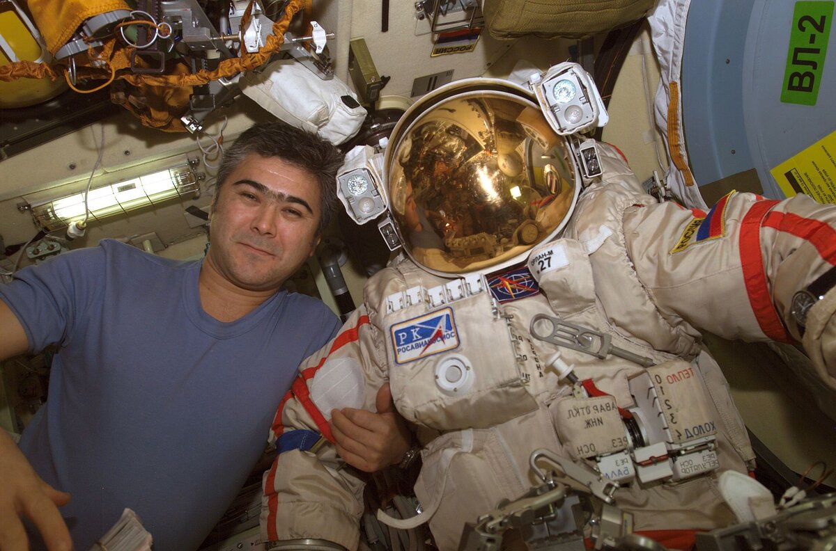 Космонавт Салижан Шарипов рядом со скафандром «Орлан-М».