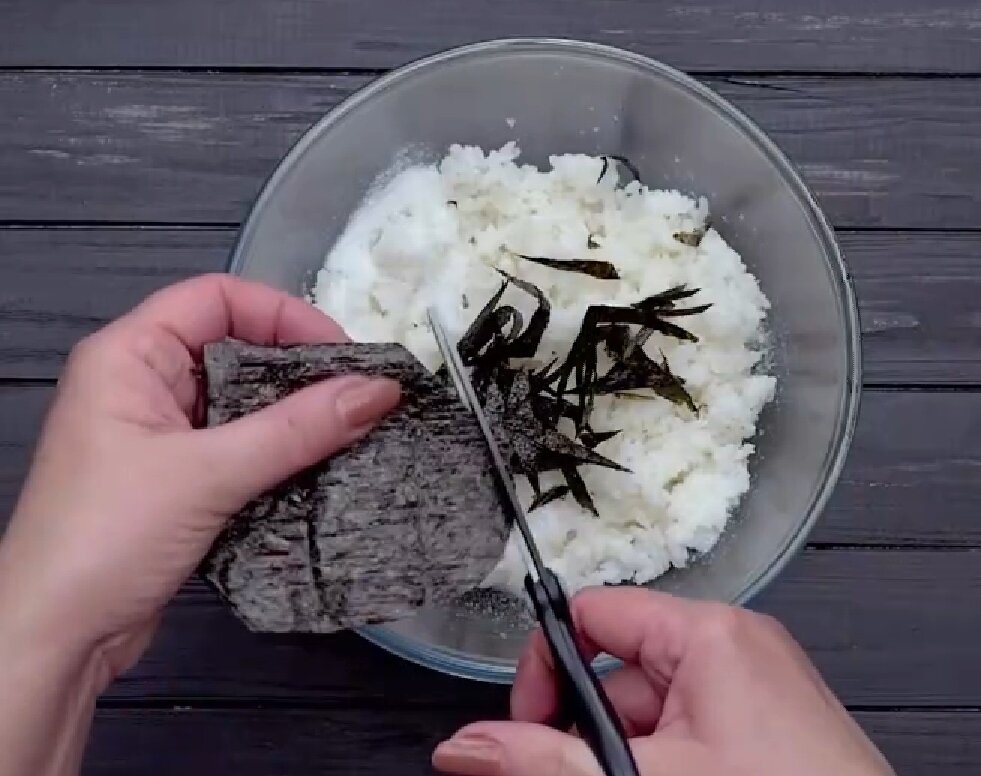 Режем лист нори, добавляем к рису