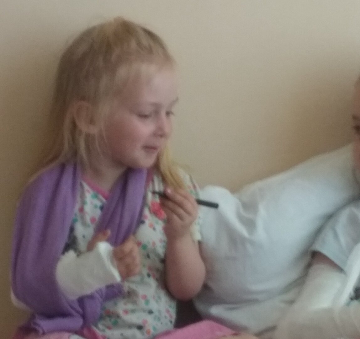 В больнице с подружкой учатся рисовать левой рукой!