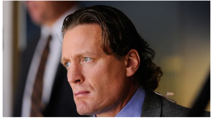 Джереми Роник, который сыграл 20 сезонов в НХЛ, прежде чем перейти на телевидение, был временно отстранен от NBC Sports после сомнительных замечаний, сделанных о его соведущих. (Kevork Djansezian/Getty Images)