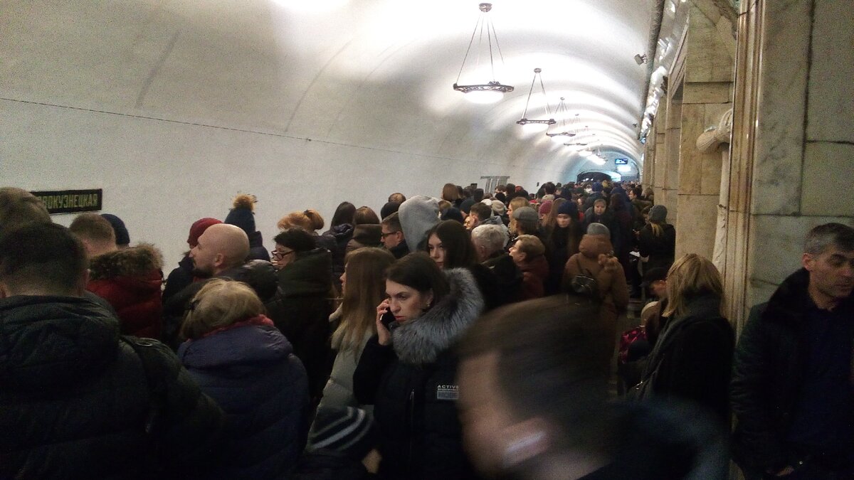 В 5 вечера на станции метро Новокузнецкая