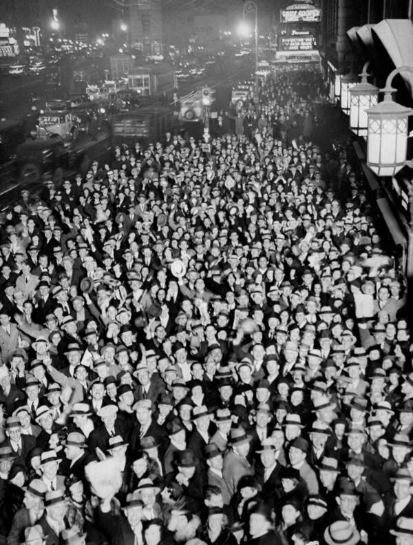 Толпа людей выходит на Таймс-сквер, чтобы отпраздновать отмену 18-й поправки. 
Нью-Йорк. Декабрь 1933 года