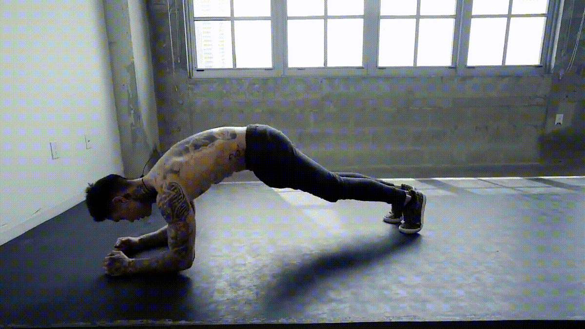 Подтягиваем колено к локтю, настолько близко, насколько сможете и обратно.