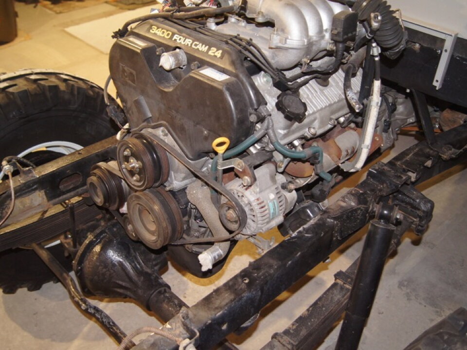 Какой двигатель в буханке. UAZ 452 двигатель Тойота. Японский двигатель и коробка на УАЗ 469. Японский двигатель на УАЗ 469. УАЗ 469 рама с двигателем.