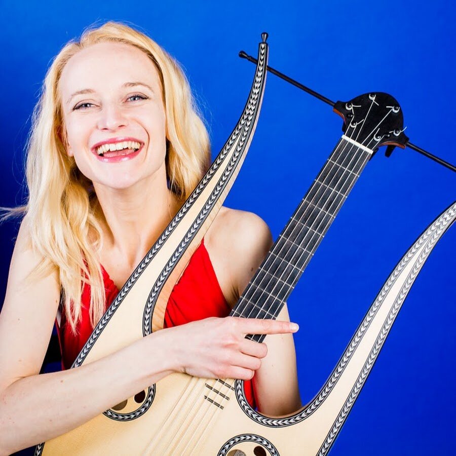 Ieva Baltmiskyte с лира-гитарой, фото YouTube (Google)