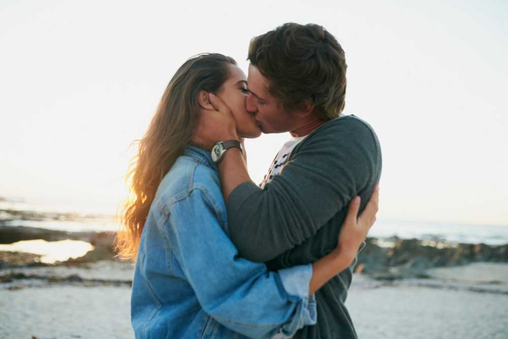 Поцелуй. Целуются. Мужчина и женщина целуются. Первый поцелуй. Мужчина красиво целует
